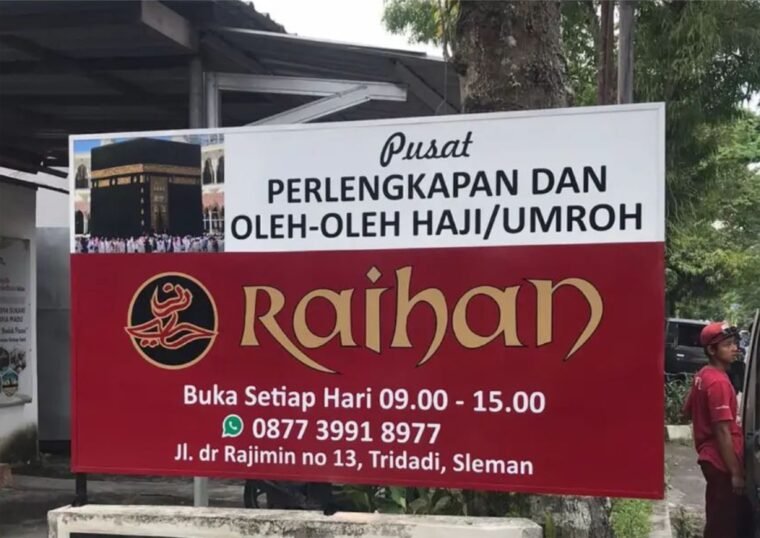 Papan Nama Toko Perlengkapan Haji dan Umroh